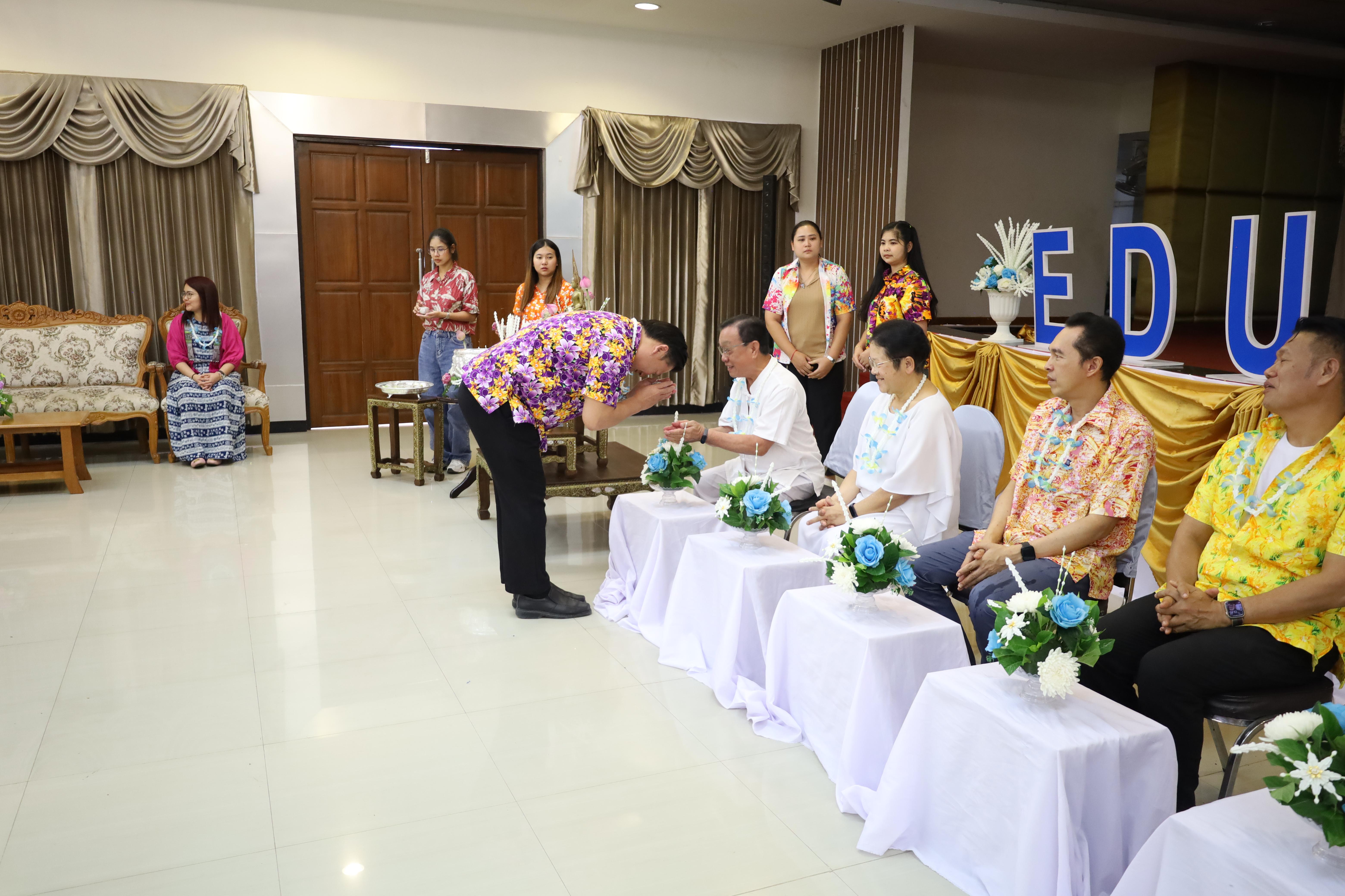 245. วันที่ 26 เมษายน 2568 สาขาการบริหารการศึกษา ได้จัดกิจกรรมรดน้ำดำหัวคณาจารย์ระดับบัณฑิตศึกษา ประจำสาขาการบริหารการศึกษา ณ ห้องประชุมครุร่มสัก 1 ชั้น 3 อาคารคณะครุศาสตร์